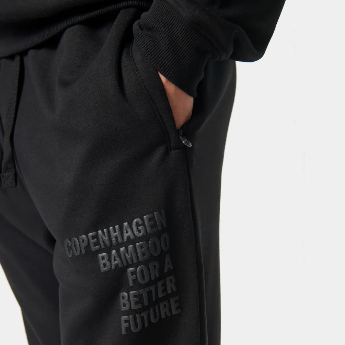 Sort bambus joggingsæt med logo