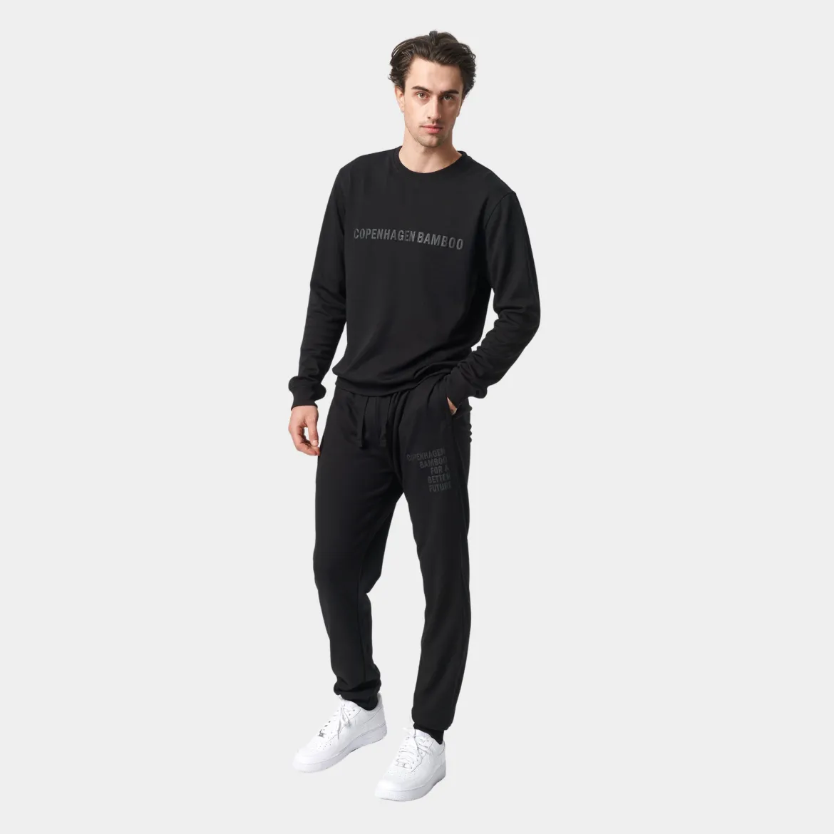 Sort bambus joggingsæt med logo